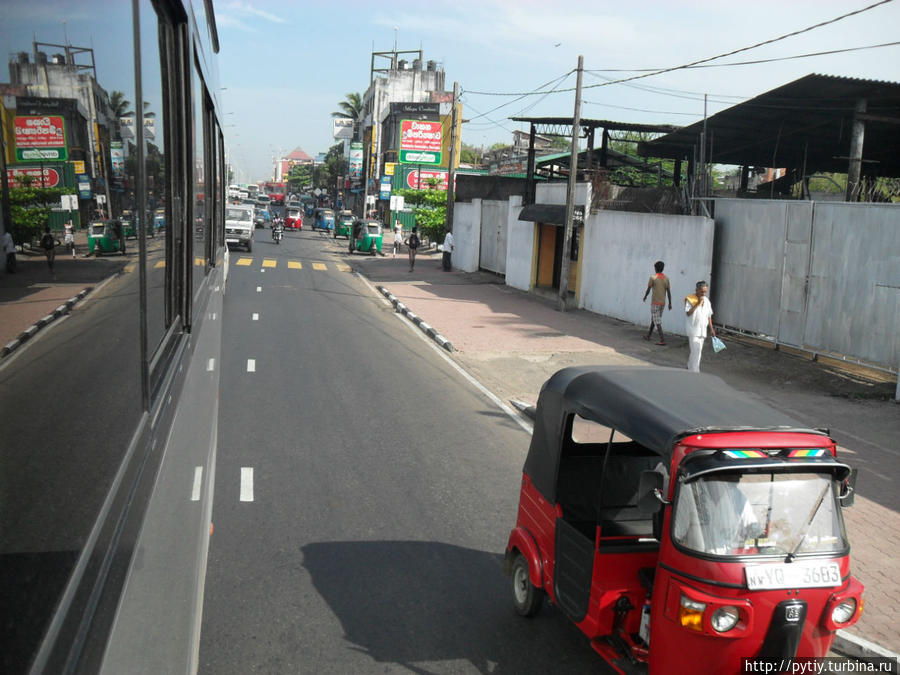 Вид из окна автобуса на улицы Коломбо. День первый. Трансфер в отель. Хиккадува, Шри-Ланка