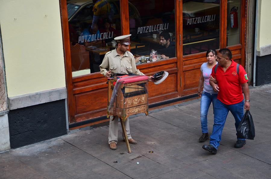 Шарманщик сшибает деньги с прохожих Мехико, Мексика