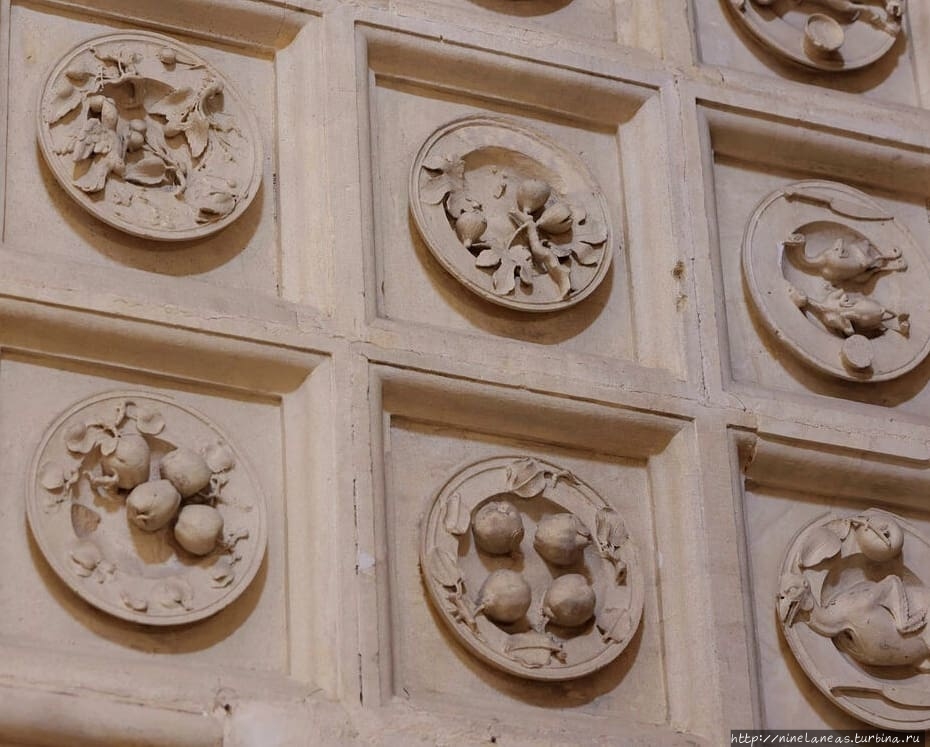 Кафедральный собор Севильи. Каменное меню 16 века. Севилья, Испания