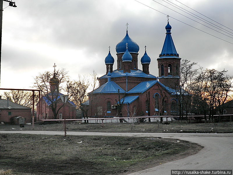 Голубые купола Недвиговского храма Недвиговка, Россия