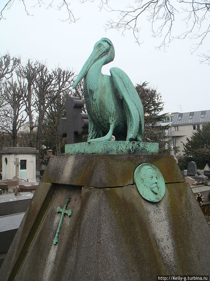 Надгробие-пеликан Париж, Франция