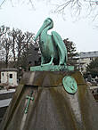 Надгробие-пеликан