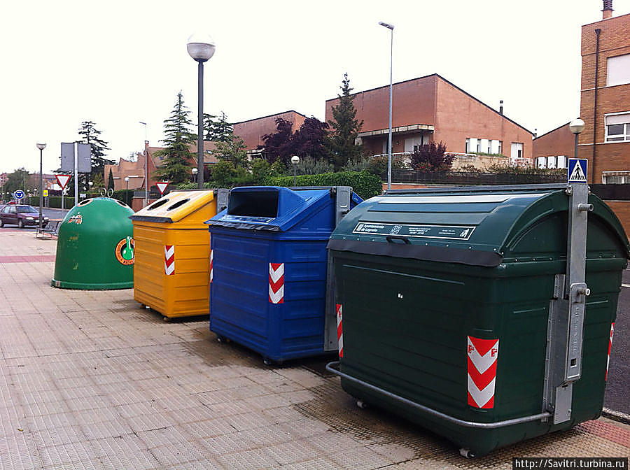 вот они , неразлучные контейнеры Испании (Стекло бумага, пластик и органические отходы Испания