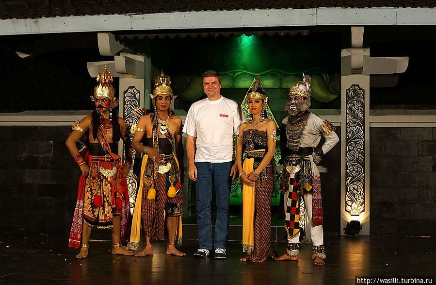 Труппа со спонсором...