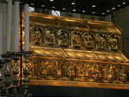 Главная реликвия собора — золоченая рака с мощами Трех Волхвов.