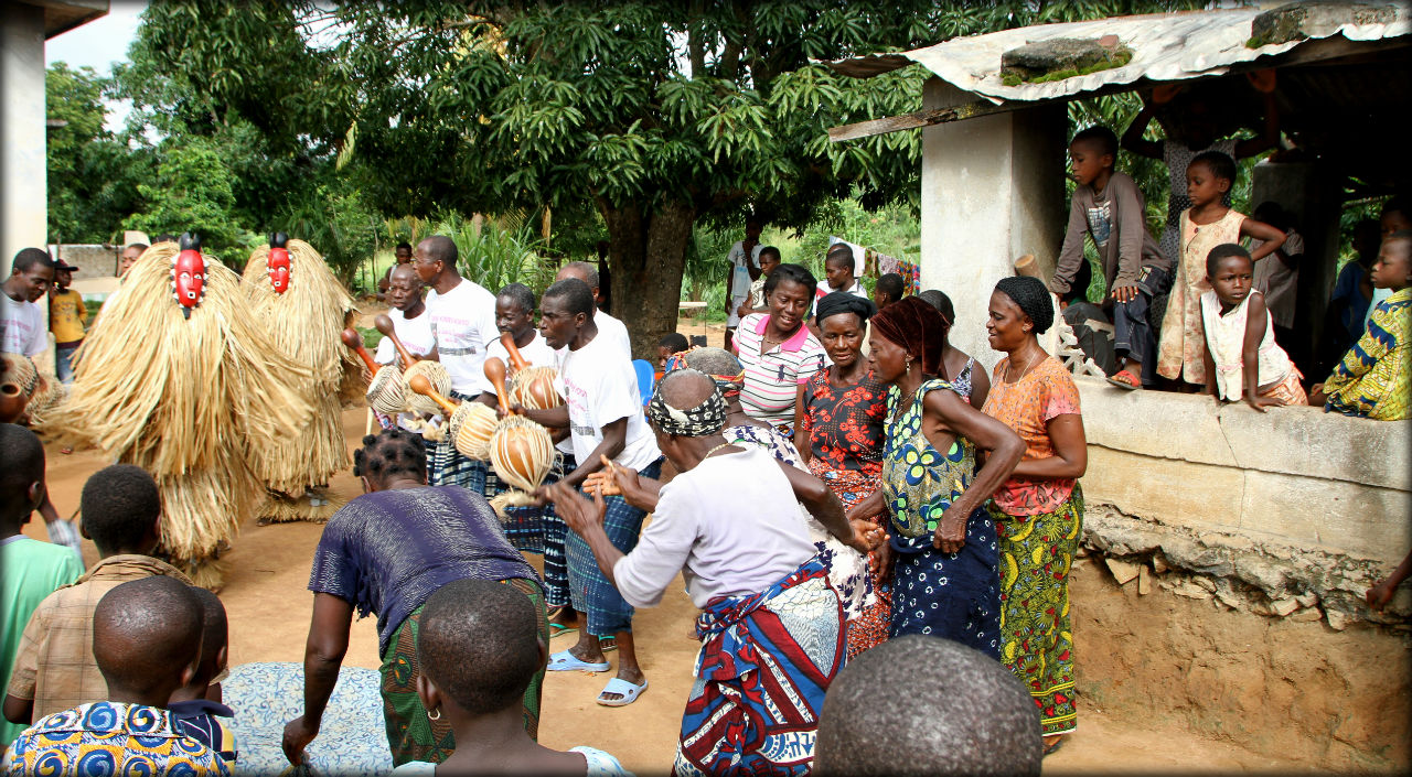 Соломенные люди или танец народа Бауле Гбоми-Кондеяокро, Кот-д'Ивуар