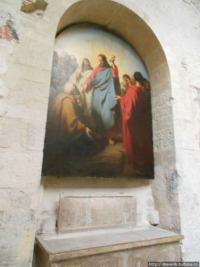 В этом помещении, которое называется баптистерий производили таинство крещения.
На стенах расположены картины XVII-XVIII веков. Экс-ан-Прованс, Франция