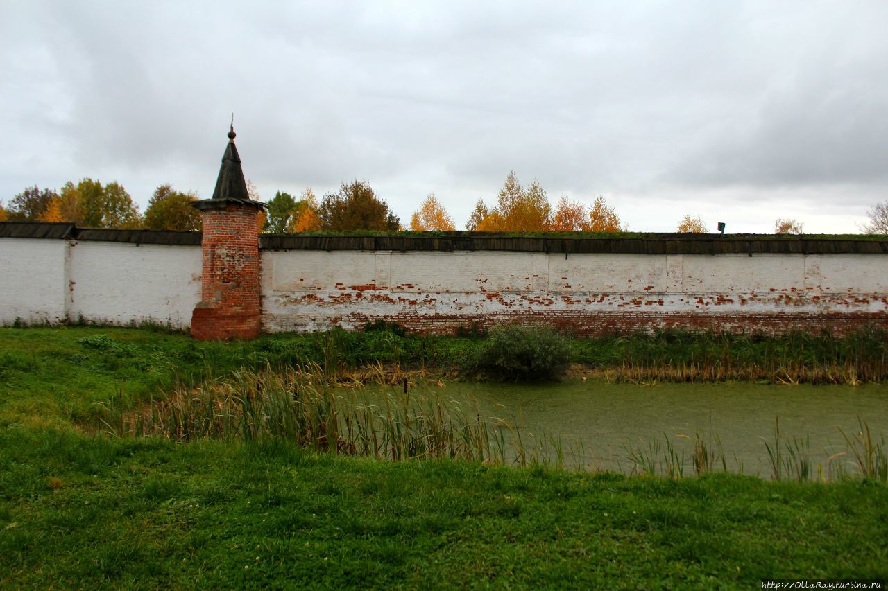 Осенью на территории монастыря. Юрьев-Польский, Россия