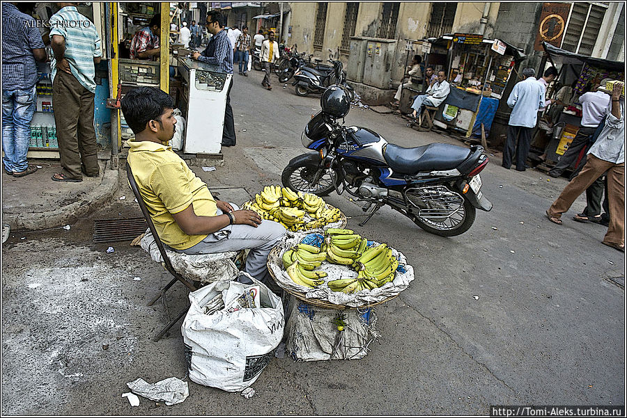 Предложений в индийской уличной торговле явно больше, чем спроса...
* Мумбаи, Индия