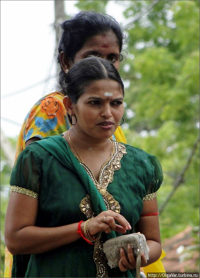 Типичный фасон платья — рукава фонариком Тринкомали, Шри-Ланка