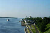 Вид с Октябрьского моста на Волгу, речной вокзал и Волжскую набережную города Ярославля.