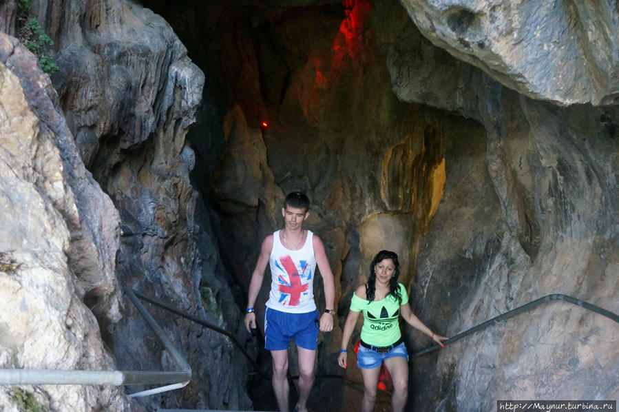 Кроме входа пещера имеет выход, который упирается в склон горы. Алания, Турция