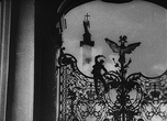 Матрос, штурмующий Главные ворота Зимнего дворца. Кадр из фильма Октябрь Эйзенштейна (Фото из интернета)
