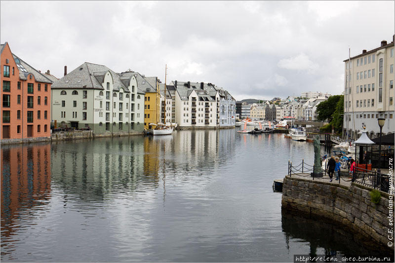 21. Вид на пролив от моста. Справа на берегу видна та самая телефонная будка, если кому-то интересно знать, где именно она расположена в окружающем пространстве. Олесунн, Норвегия