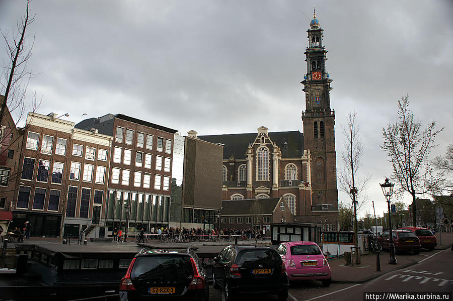 Толпа людей на том берегу — очередь в музей Анны Франк Амстердам, Нидерланды