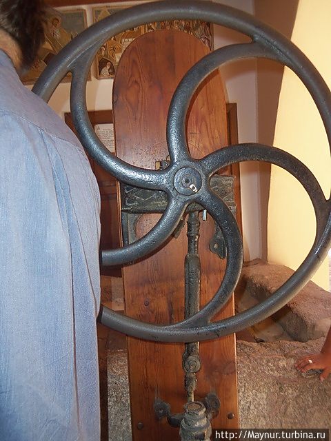 Колодец Моисея. По преданию, возле него он встретился со своей будущей женой.Колодцем перестали пользоваться- туристы закидали его монетами.