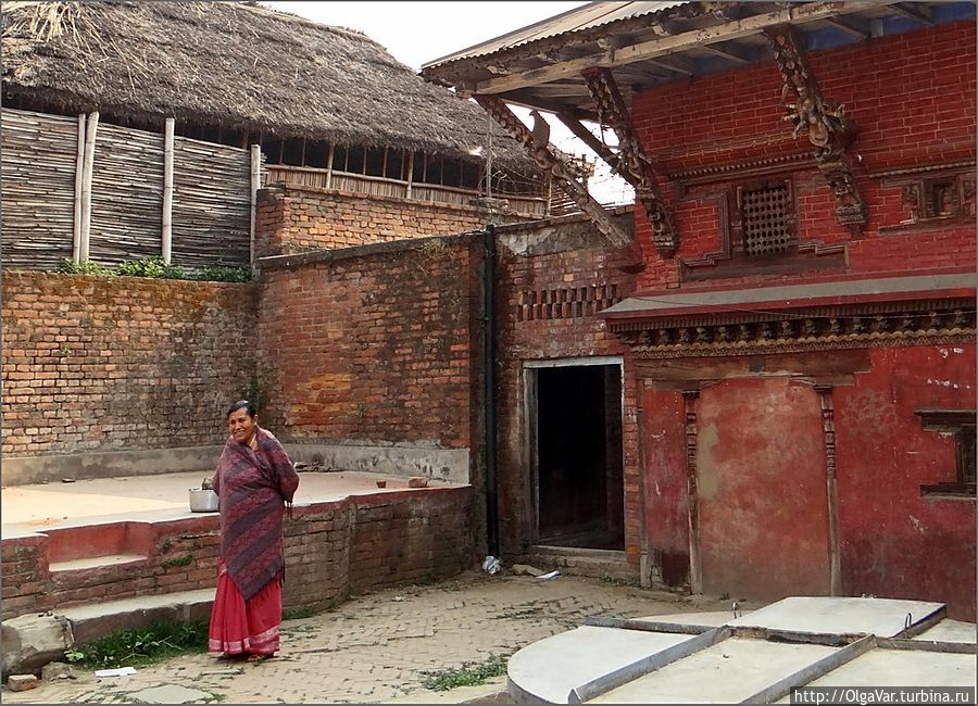 Этот зияющий проем в углу и есть потайной выход на Дворцовую площадь Бхактапур, Непал
