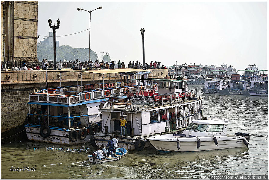 Лодки и кораблики — настоящая мозаика из лодок, а на нее глазеют туристы...
* Мумбаи, Индия
