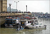 Лодки и кораблики — настоящая мозаика из лодок, а на нее глазеют туристы...
*