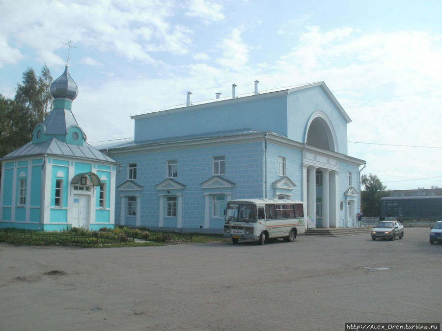Вокзал и часовня Святителя Николая Чудотворца. Старая Русса, Россия