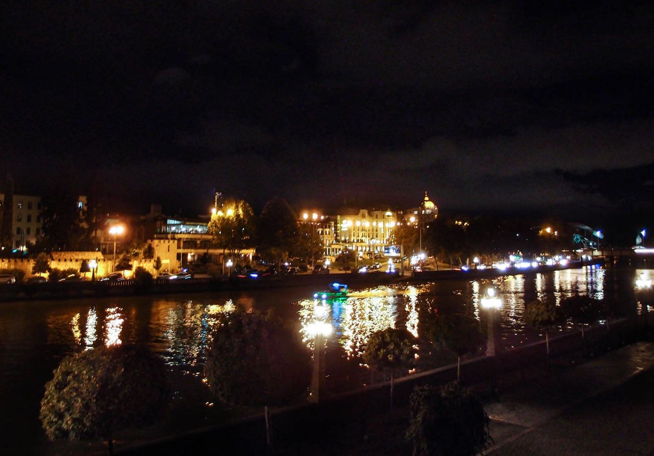 Тбилиси в тёмном и сверкающем плаще Тбилиси, Грузия