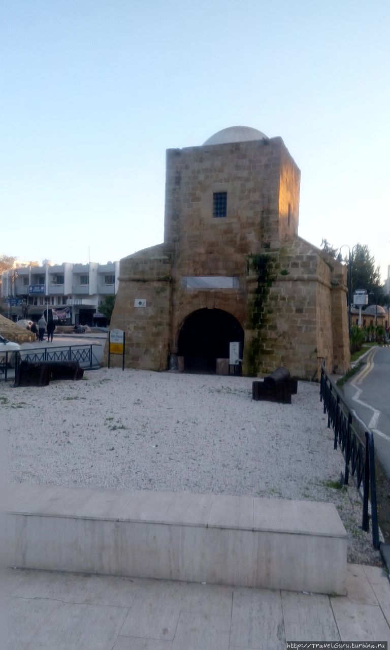 Киренийские ворота в северной части Никосии. Никосия, Кипр