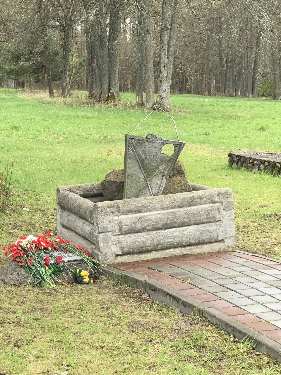 Монумент на месте колодца, куда каратели бросали детей Шуневка (мемориальный комплекс), Беларусь