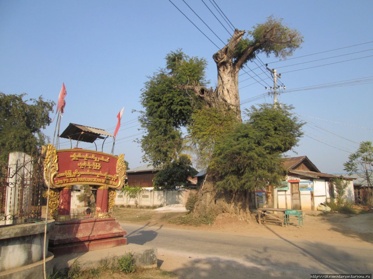 Алтарь духов на окраине города Сипо, Мьянма