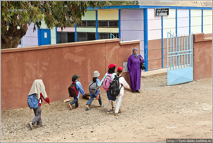 Дети идут в школу — изучать Коран и прочие науки...
* Сафи, Марокко