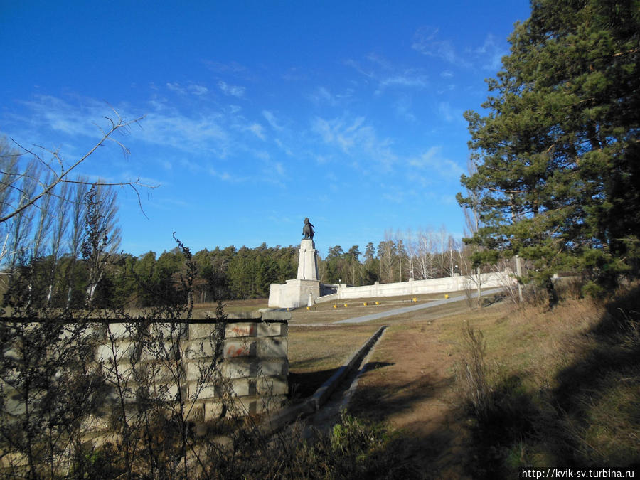Слева ансамбль советских памятников