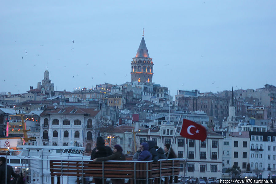 Вид на Галатскую башню с Босфора во время тура на корабле. Стамбул, Турция