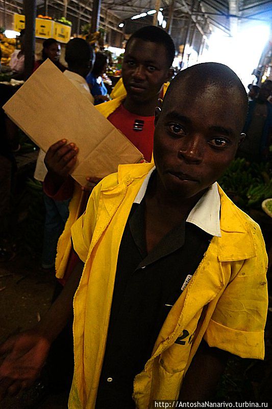 Хлопцы в желтых халатах это грузчики, которые помогают покупателям за небольшое вознаграждение таскать покупки и заодно продают сумки и пакеты. Обратите внимание, что пакеты бумажные, пластиковые в Руанде запрещены, чтобы было меньше мусора, и это работает. Кигали, Руанда