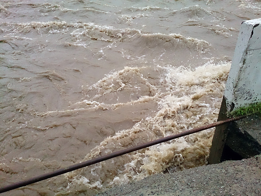 Вода уже подошла вплотную к настилу основных мостов, связывающих две части Магадана. Магадан, Россия