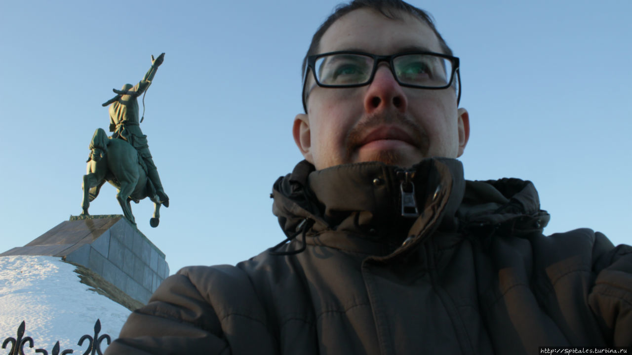 Уфа. Автор на фоне памятника Салавату Юлаеву