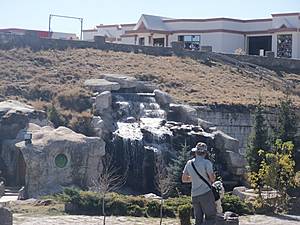 Водопад на входе в парк .