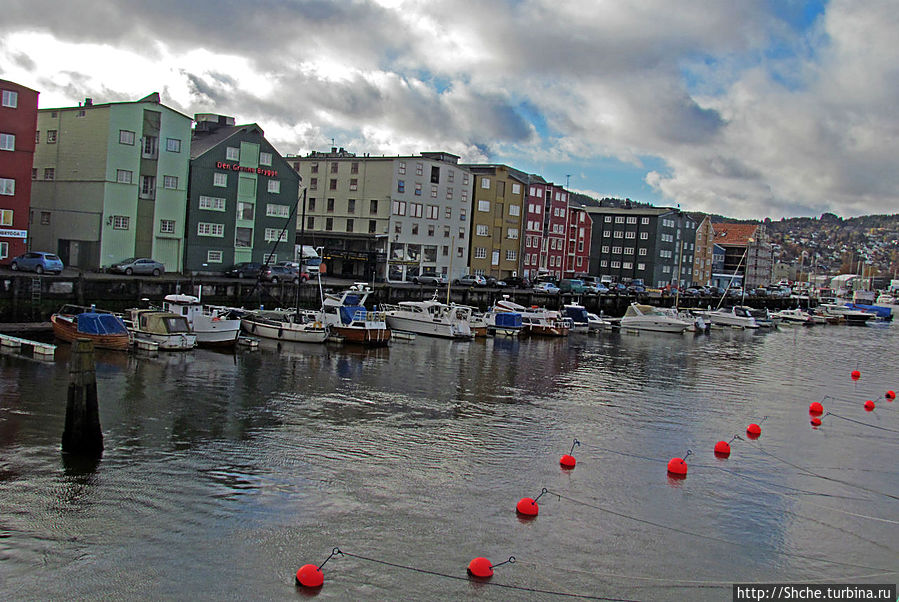 мост делит канал на две части Vestre Kanalhavn... Тронхейм, Норвегия