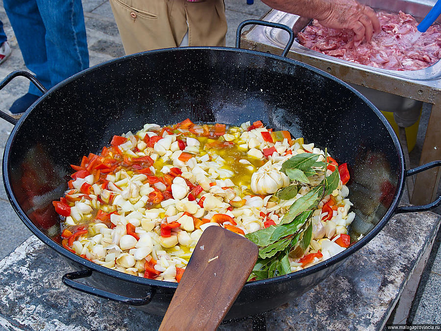 почти готовое блюдо — козлятина, тушеная с овощами Малага, Испания