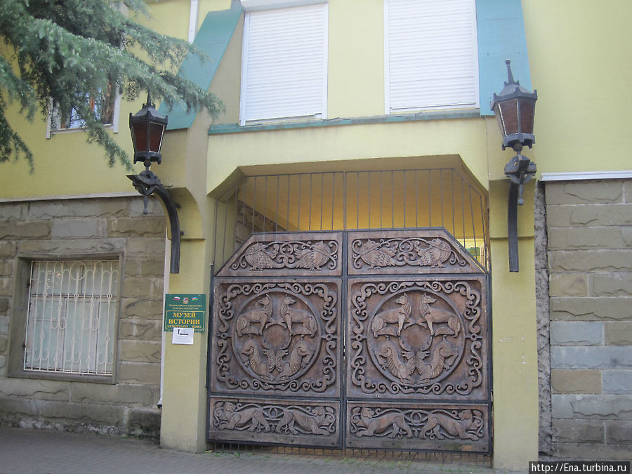 Вот эти шикарные ворота ведут в Адлерский музей Адлер, Россия
