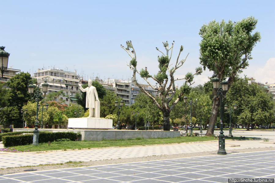 логическое продолжение площади Аристотеля, частенько не выделяемая в качестве индивидуального объекта, Platia Dikastirion Салоники, Греция