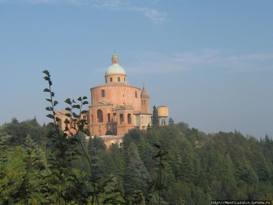 Улица, портики и Базилика Святого Луки Болонья, Италия