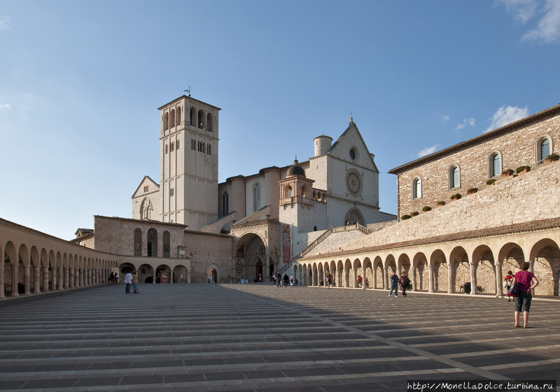 Пешеходный маршрут в историческом  центре Assisi Ассизи, Италия
