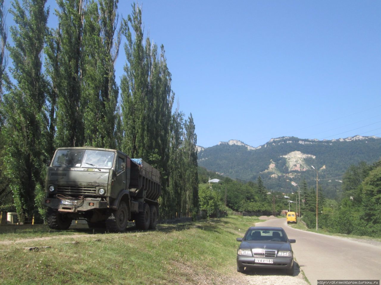 Прогулка к шахте и мосту через реку Ткибулу Ткибули, Грузия