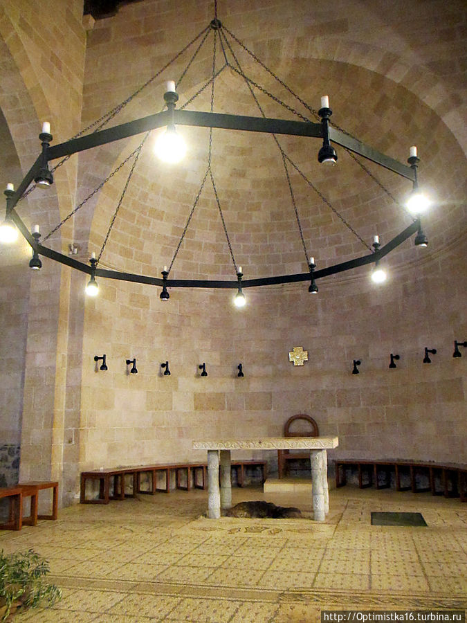 Камень, на котором Иисус Христос раскладывал хлеба, помещён под алтарь. 
Перед ним — известная на весь мир мозаика 2 рыбы и 4 хлеба, а пятая рыба —  на камне.