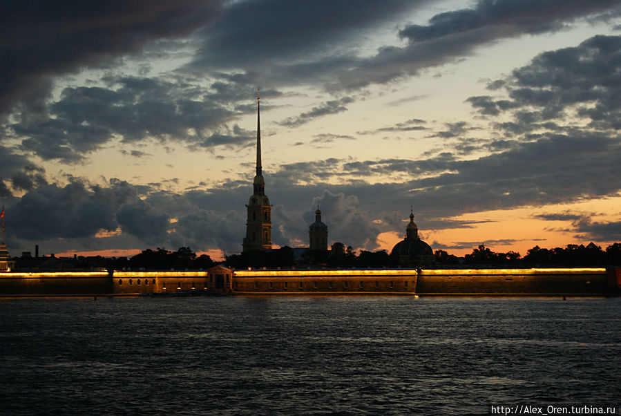 Но возвращался как домой в простор меж небом и Невой...