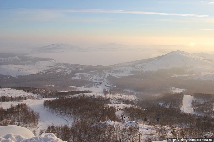 В центре — вереница кабинок, по краям — рукава трасс, а на горизонте — озеро Банное Башкортостан, Россия
