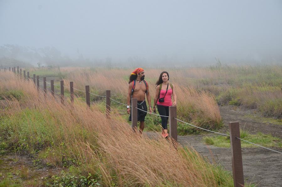 Туристы в национальном парке Гавайские вулканы Остров Гавайи, CША