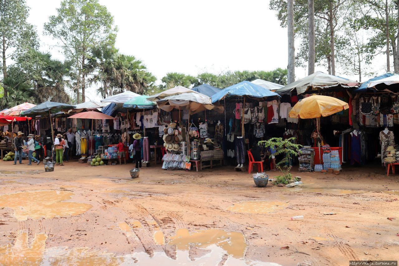 Небольшой рынок у входа в комплекс Ангкор (столица государства кхмеров), Камбоджа
