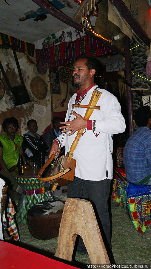 За колбочкой тэджа Лалибела, Эфиопия