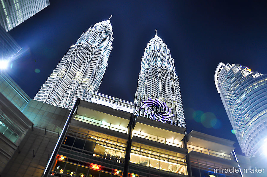 Электроэнергию не экономят. От иллюминации вокруг башен светло, практически как днем. Куала-Лумпур, Малайзия