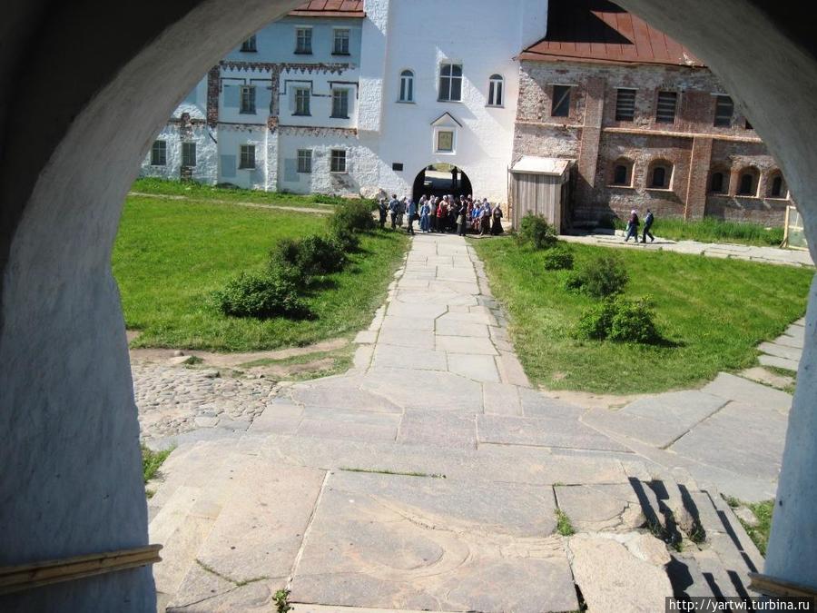 Вид на Святые ворота с территории монастыря из входа в Преображенский собор. Соловецкие острова, Россия